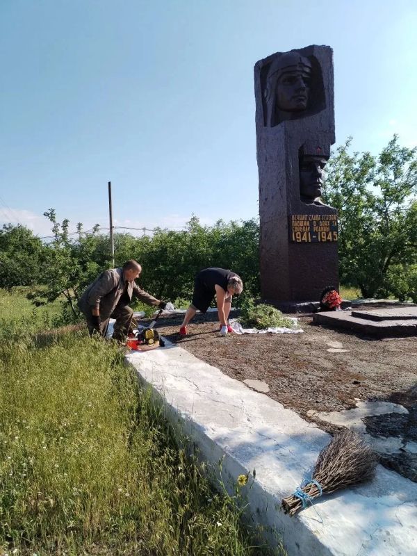 В поселке Таловое провели субботник у памятного места В поселке Таловое провели субботник у памятного места