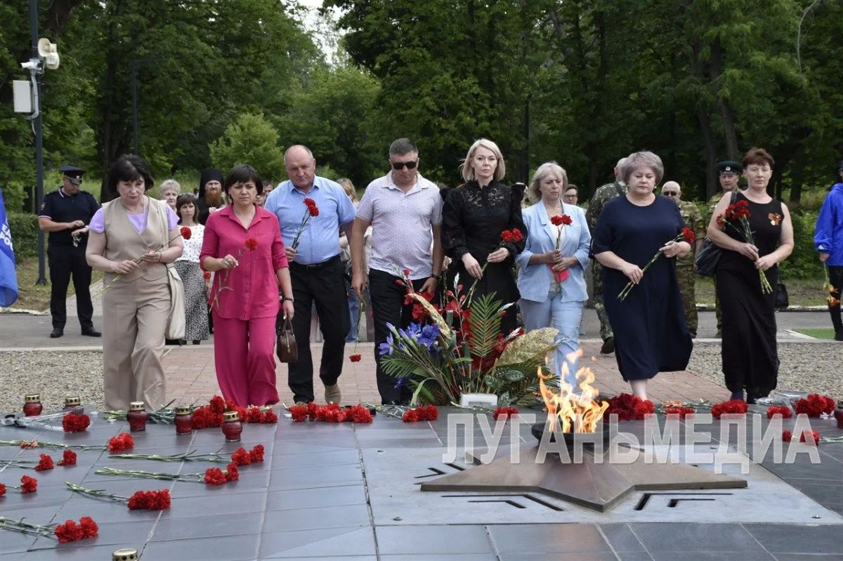 В День памяти и скорби краснолучане вспоминают начало Великой Отечественной войны В День памяти и скорби краснолучане вспоминают начало Великой Отечественной войны