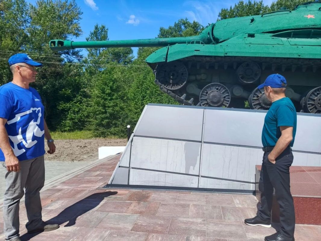 Единороссы проинспектировали выполнение капитального ремонта памятника «Танк – танкистам-освободителям Станицы Луганской от немецко-фашистских захватчиков» Единороссы проинспектировали выполнение капитального ремонта памятника «Танк – танкистам-освободителям Станицы Луганской от немецко-фашистских захватчиков»
