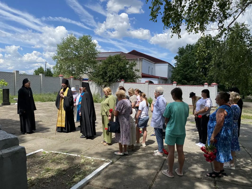 В селе Чугинка у мемориала «Скорбящая мать» состоялся митинг памяти и панихида, посвящённые Дню памяти и скорби В селе Чугинка у мемориала «Скорбящая мать» состоялся митинг памяти и панихида, посвящённые Дню памяти и скорби