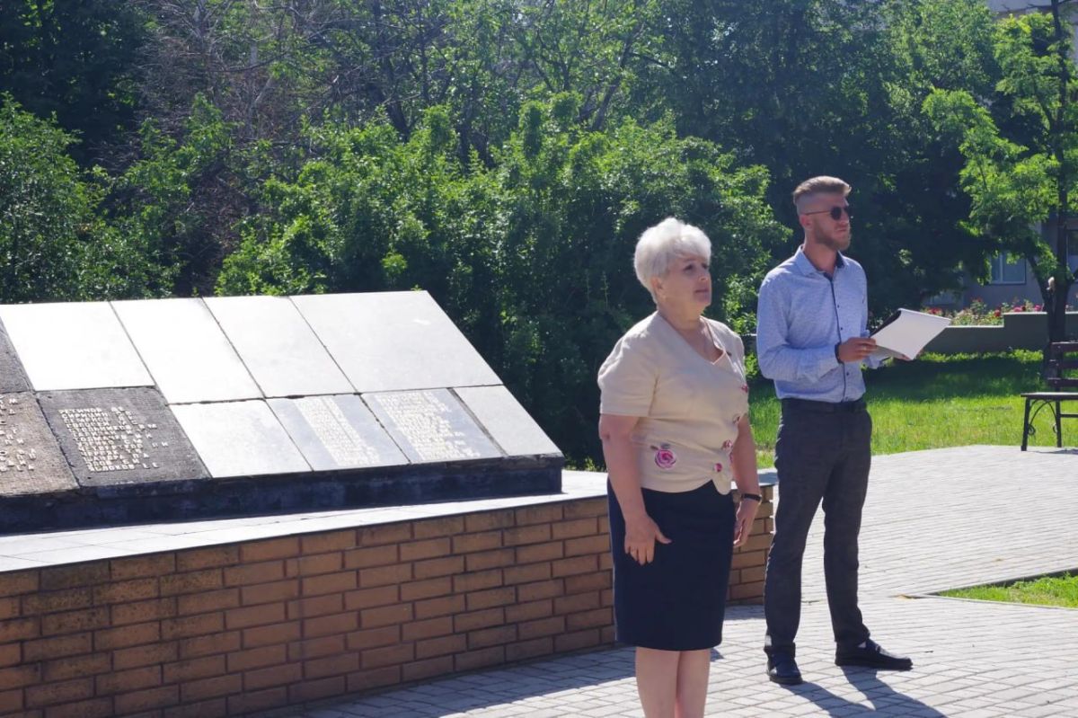 В День памяти и скорби Глава округа, член политсовета местного отделения «Единой России» Сергей Крамаренко, Председатель Совета, заместитель Секретаря местного отделения партии Антонина Гречишкина, муниципальные депутаты и... В День памяти и скорби Глава округа, член политсовета местного отделения «Единой России» Сергей Крамаренко, Председатель Совета, заместитель Секретаря местного отделения партии Антонина Гречишкина, муниципальные депутаты и...