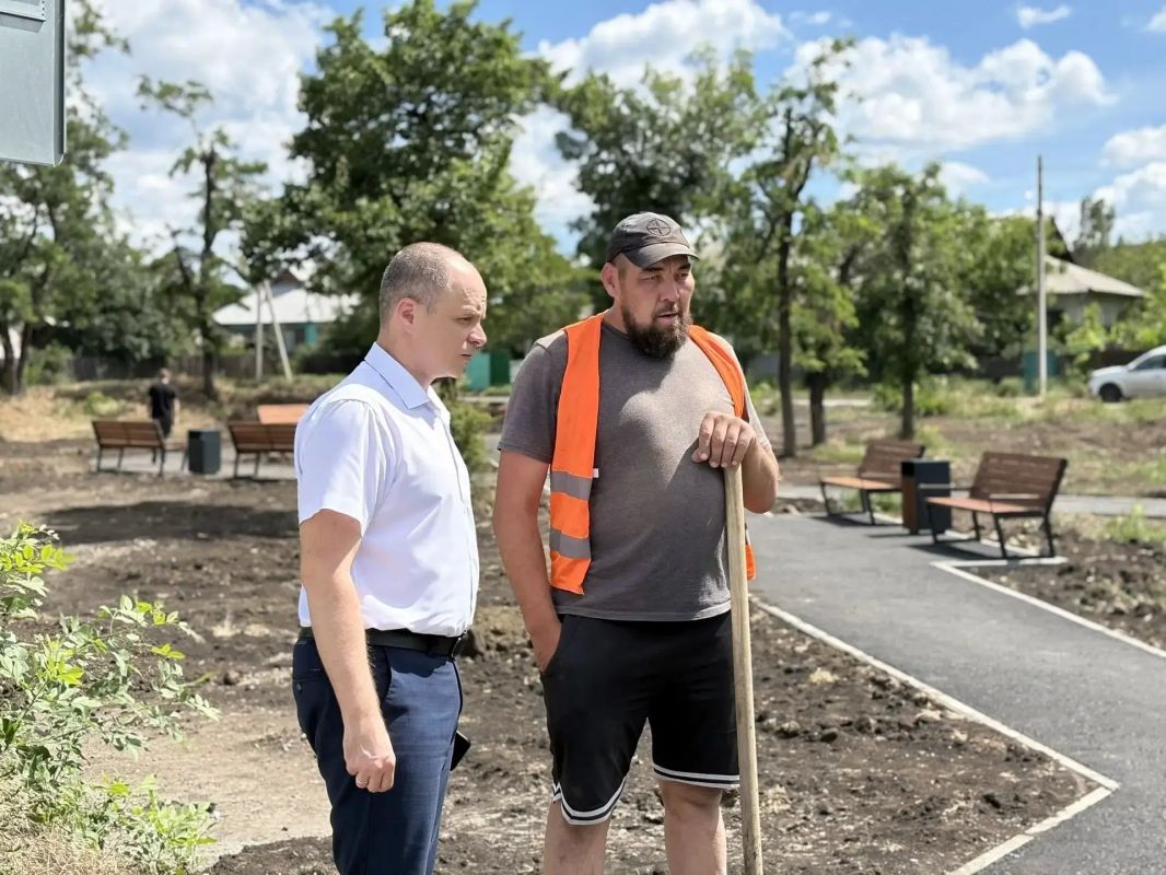 Сегодня совместно с начальником управления строительства, архитектуры и земельных отношений Администрации проинспектировали ход работ по благоустройству сквера на улице Литвинова Сегодня совместно с начальником управления строительства, архитектуры и земельных отношений Администрации проинспектировали ход работ по благоустройству сквера на улице Литвинова