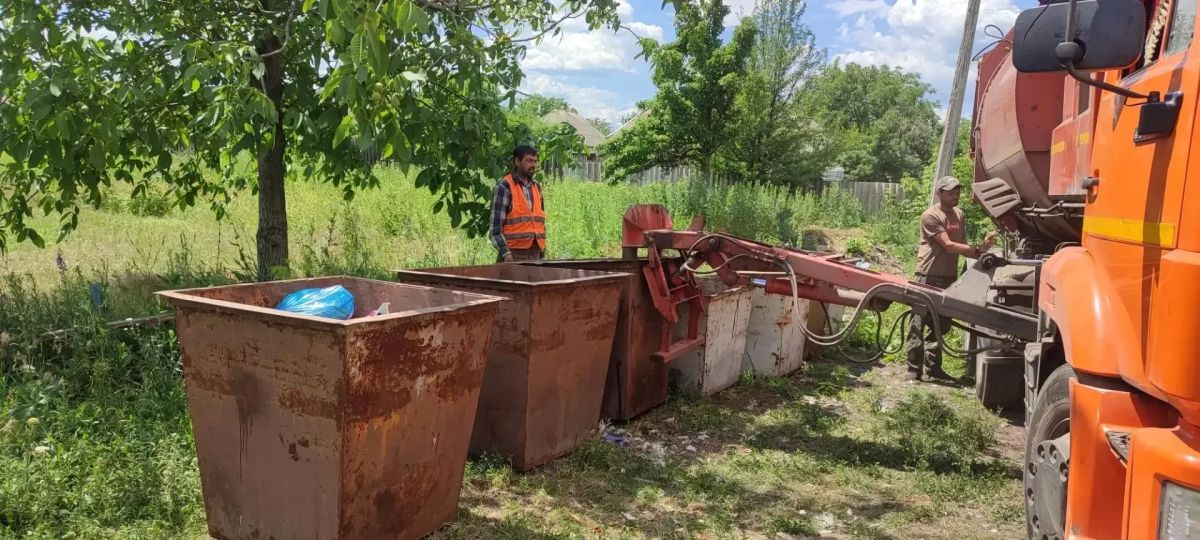 В пгт Ясеновский осуществлен вывоз отходов с контейнерных площадок