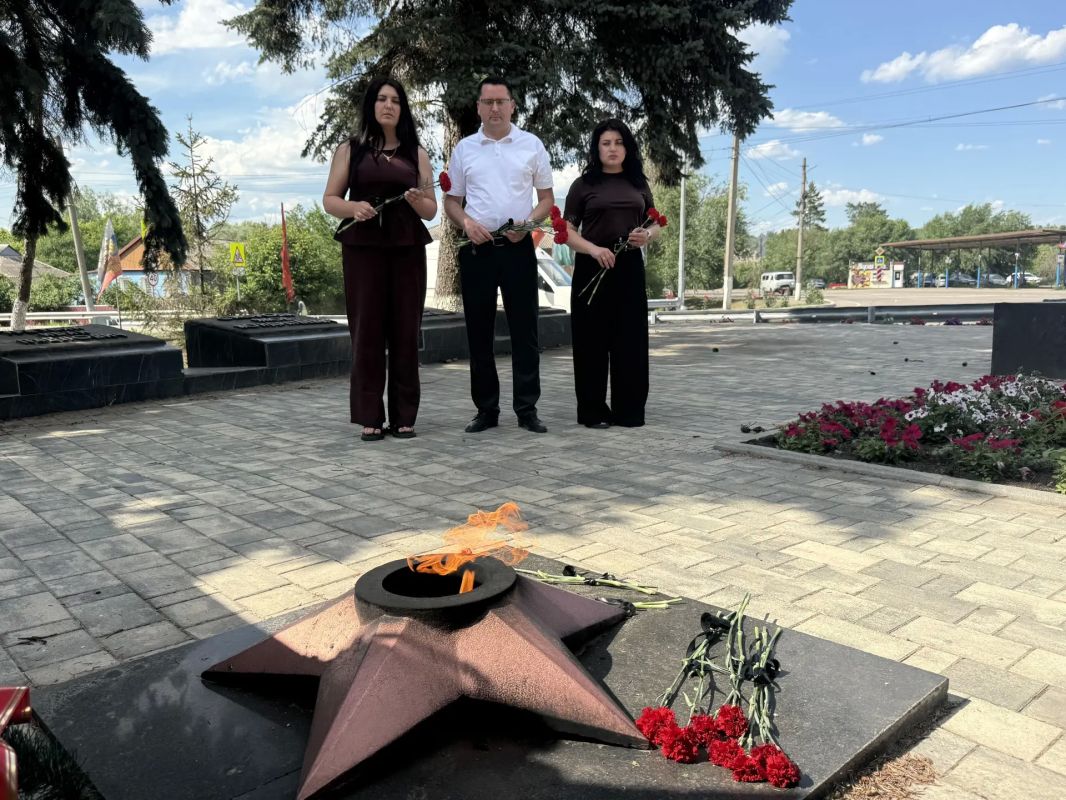 Возложение цветов ко Дню памяти и скорби Возложение цветов ко Дню памяти и скорби