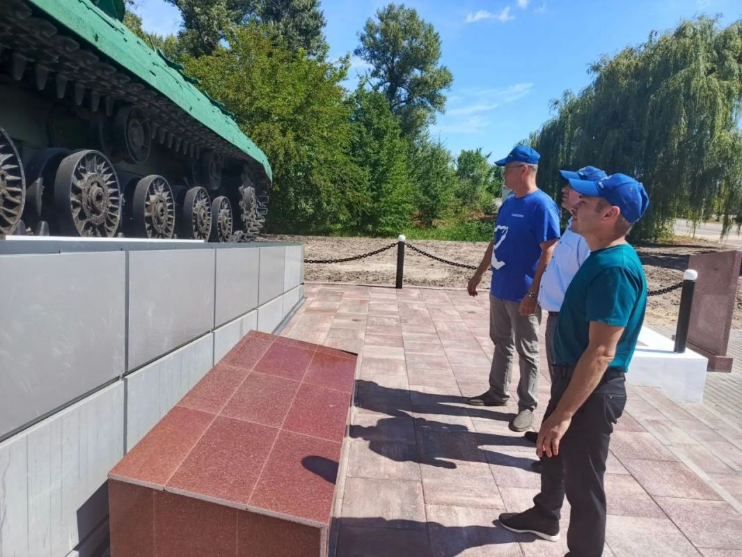 Единороссы проинспектировали выполнение капитального ремонта памятника «Танк – танкистам-освободителям Станицы Луганской от немецко-фашистских захватчиков» Единороссы проинспектировали выполнение капитального ремонта памятника «Танк – танкистам-освободителям Станицы Луганской от немецко-фашистских захватчиков»