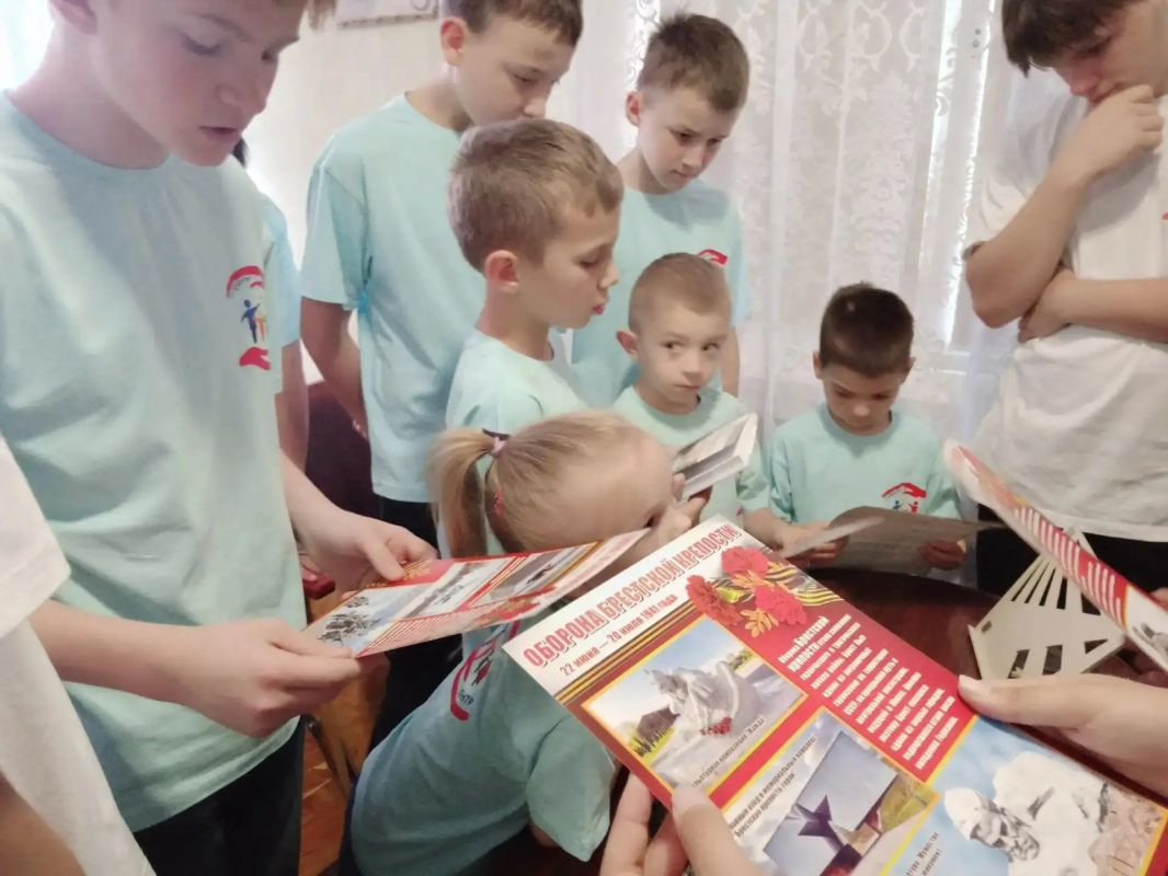 «Пылающий адрес войны». . 22 июня библиотекари библиотеки-филиала №5 для детей провели для воспитанников Семейного центра города Алчевска мероприятие «Пылающий адрес войны» «Пылающий адрес войны». . 22 июня библиотекари библиотеки-филиала №5 для детей провели для воспитанников Семейного центра города Алчевска мероприятие «Пылающий адрес войны»