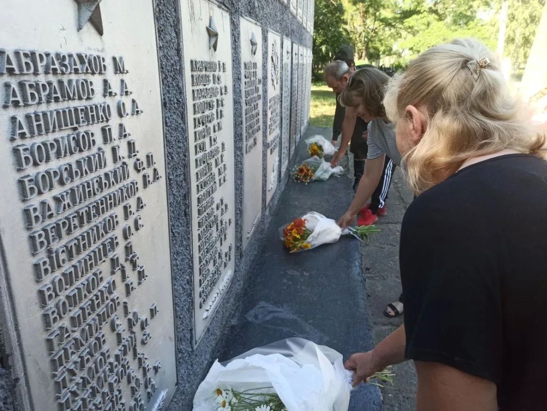Сегодня, в День памяти и скорби, в пгт Белолуцк, у подножья Памятника погибшим воинам односельчанам состоялся митинг Сегодня, в День памяти и скорби, в пгт Белолуцк, у подножья Памятника погибшим воинам односельчанам состоялся митинг