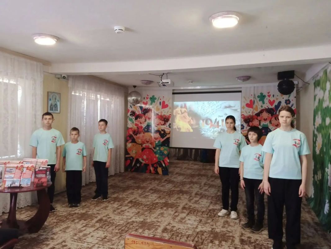 «Пылающий адрес войны». . 22 июня библиотекари библиотеки-филиала №5 для детей провели для воспитанников Семейного центра города Алчевска мероприятие «Пылающий адрес войны» «Пылающий адрес войны». . 22 июня библиотекари библиотеки-филиала №5 для детей провели для воспитанников Семейного центра города Алчевска мероприятие «Пылающий адрес войны»