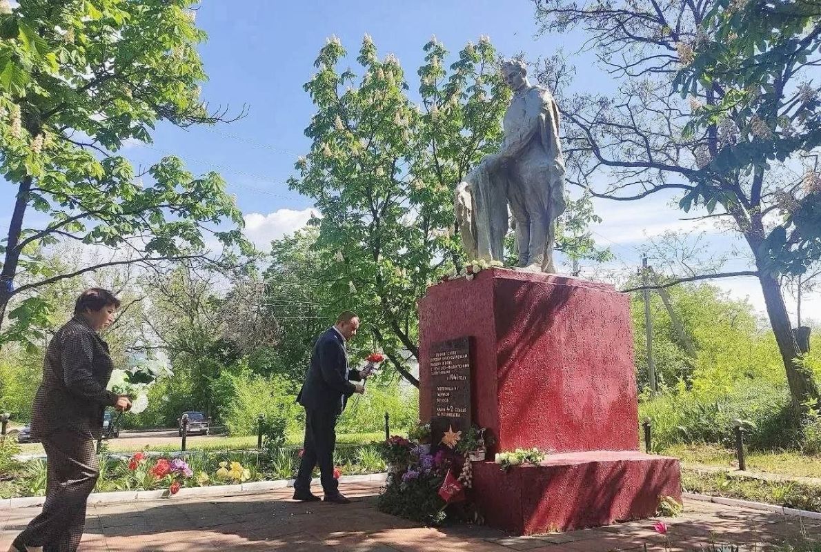 Сергей Колягин: В День памяти и скорби жители разных уголков нашего городского округа собрались у исторических мест, посвященных Великой Отечественной войне, чтобы почтить память земляков, павших в борьбе с фашизмом в 1941 -... Сергей Колягин: В День памяти и скорби жители разных уголков нашего городского округа собрались у исторических мест, посвященных Великой Отечественной войне, чтобы почтить память земляков, павших в борьбе с фашизмом в 1941 -...