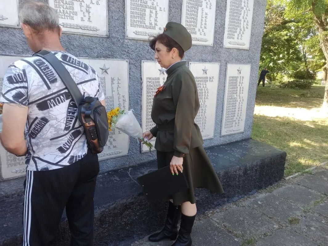 Сегодня, в День памяти и скорби, в пгт Белолуцк, у подножья Памятника погибшим воинам односельчанам состоялся митинг Сегодня, в День памяти и скорби, в пгт Белолуцк, у подножья Памятника погибшим воинам односельчанам состоялся митинг