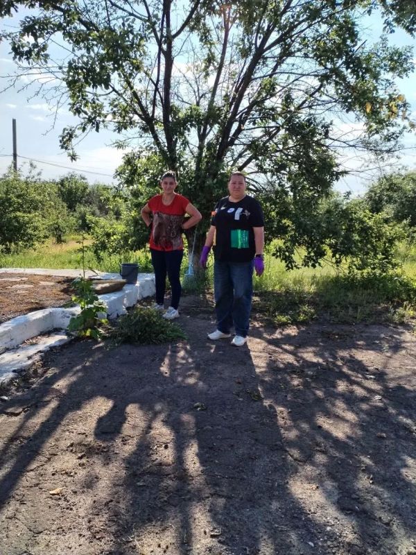 В поселке Таловое провели субботник у памятного места В поселке Таловое провели субботник у памятного места