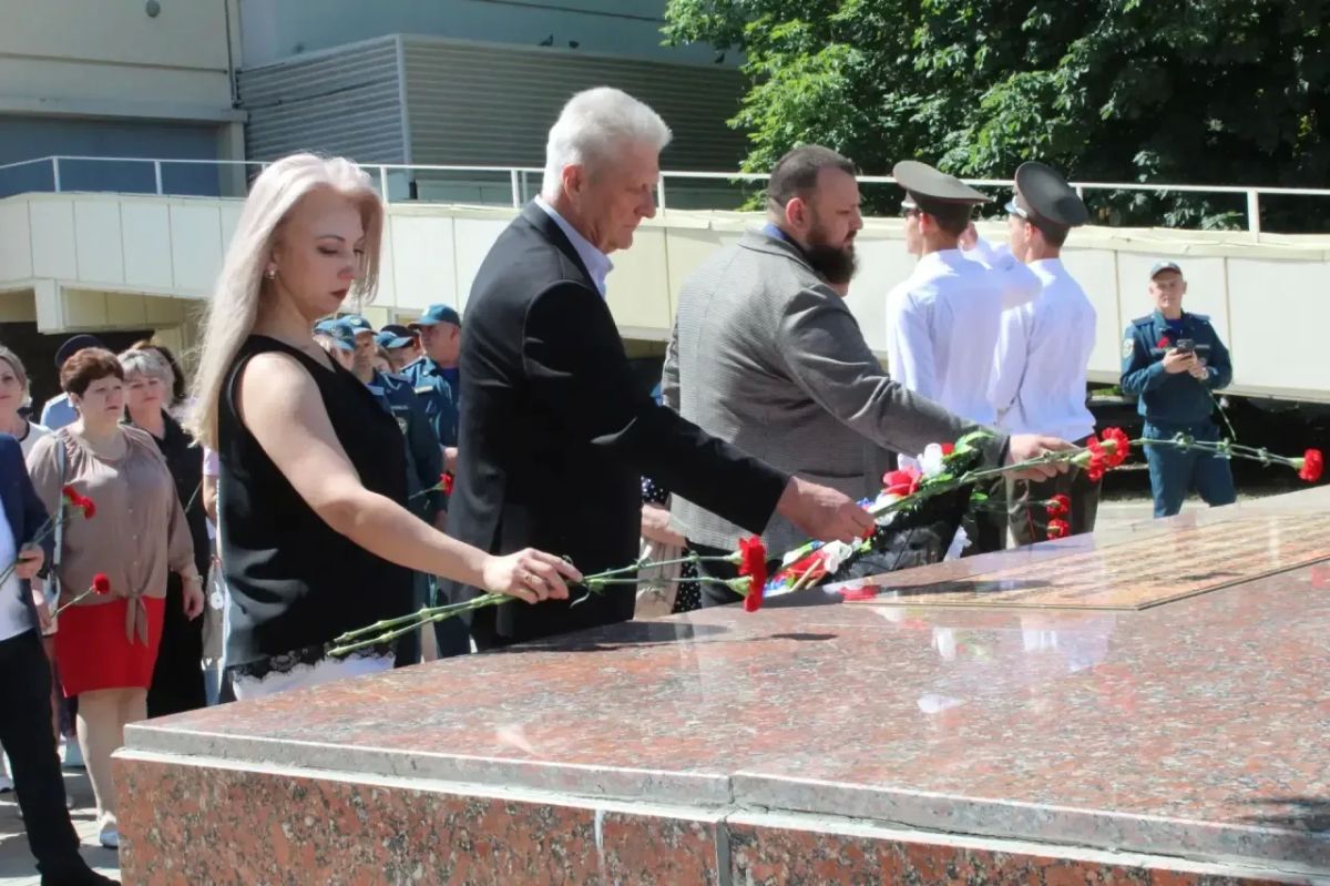 Сегодня в Краснодоне, в День памяти и скорби, мы провели торжественный митинг, посвященный началу Великой Отечественной войны Сегодня в Краснодоне, в День памяти и скорби, мы провели торжественный митинг, посвященный началу Великой Отечественной войны