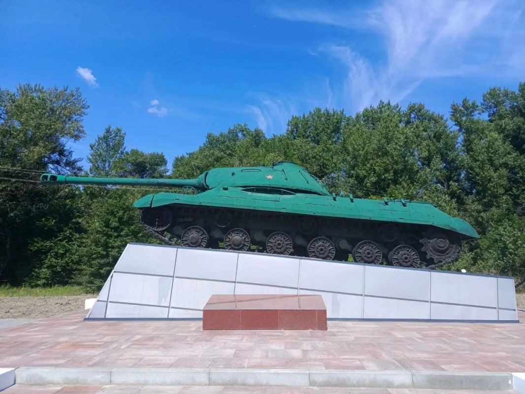 Единороссы проинспектировали выполнение капитального ремонта памятника «Танк – танкистам-освободителям Станицы Луганской от немецко-фашистских захватчиков»