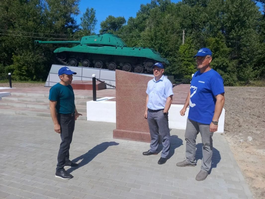 Единороссы проинспектировали выполнение капитального ремонта памятника «Танк – танкистам-освободителям Станицы Луганской от немецко-фашистских захватчиков» Единороссы проинспектировали выполнение капитального ремонта памятника «Танк – танкистам-освободителям Станицы Луганской от немецко-фашистских захватчиков»