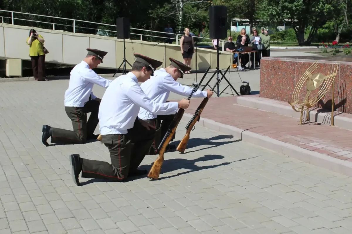 Сегодня в Краснодоне, в День памяти и скорби, мы провели торжественный митинг, посвященный началу Великой Отечественной войны Сегодня в Краснодоне, в День памяти и скорби, мы провели торжественный митинг, посвященный началу Великой Отечественной войны