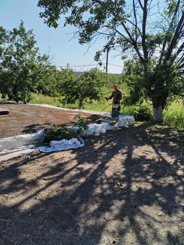 В поселке Таловое провели субботник у памятного места В поселке Таловое провели субботник у памятного места