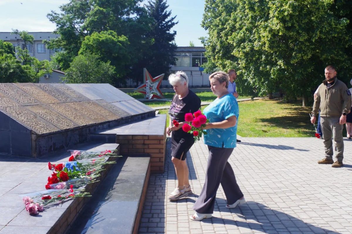 В День памяти и скорби Глава округа, член политсовета местного отделения «Единой России» Сергей Крамаренко, Председатель Совета, заместитель Секретаря местного отделения партии Антонина Гречишкина, муниципальные депутаты и... В День памяти и скорби Глава округа, член политсовета местного отделения «Единой России» Сергей Крамаренко, Председатель Совета, заместитель Секретаря местного отделения партии Антонина Гречишкина, муниципальные депутаты и...