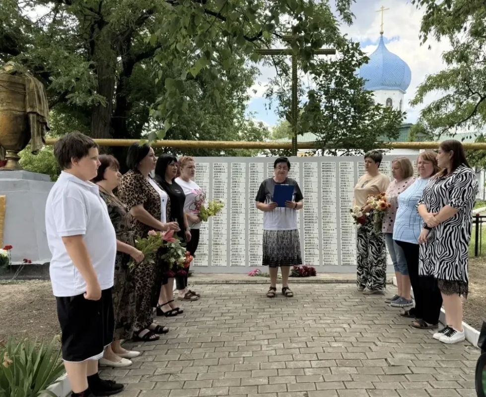 В День памяти и скорби жители Станично-Луганского муниципального округа почтили подвиг героев минутой молчания В День памяти и скорби жители Станично-Луганского муниципального округа почтили подвиг героев минутой молчания