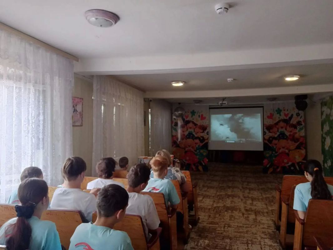 «Пылающий адрес войны». . 22 июня библиотекари библиотеки-филиала №5 для детей провели для воспитанников Семейного центра города Алчевска мероприятие «Пылающий адрес войны»