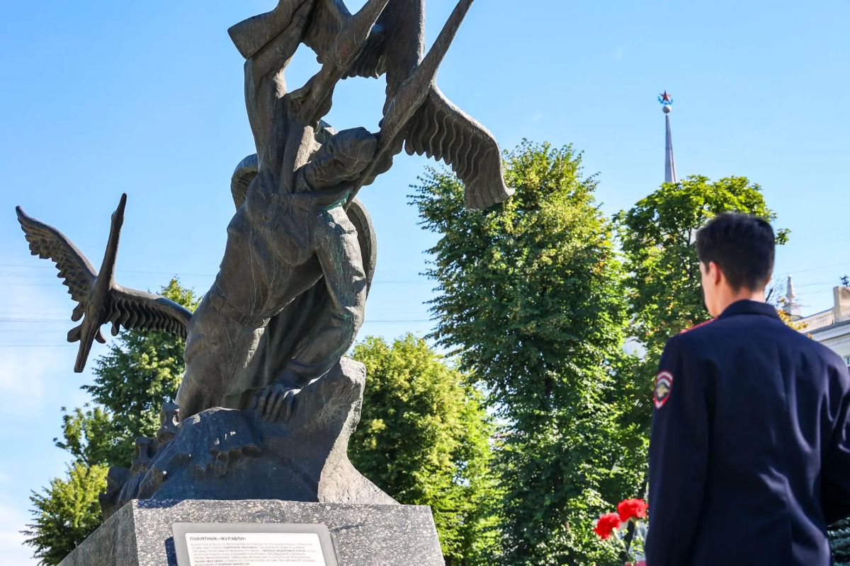 Правоохранители Луганска возложили цветы к мемориалу, посвященному погибшим в годы Великой Отечественной войны Правоохранители Луганска возложили цветы к мемориалу, посвященному погибшим в годы Великой Отечественной войны