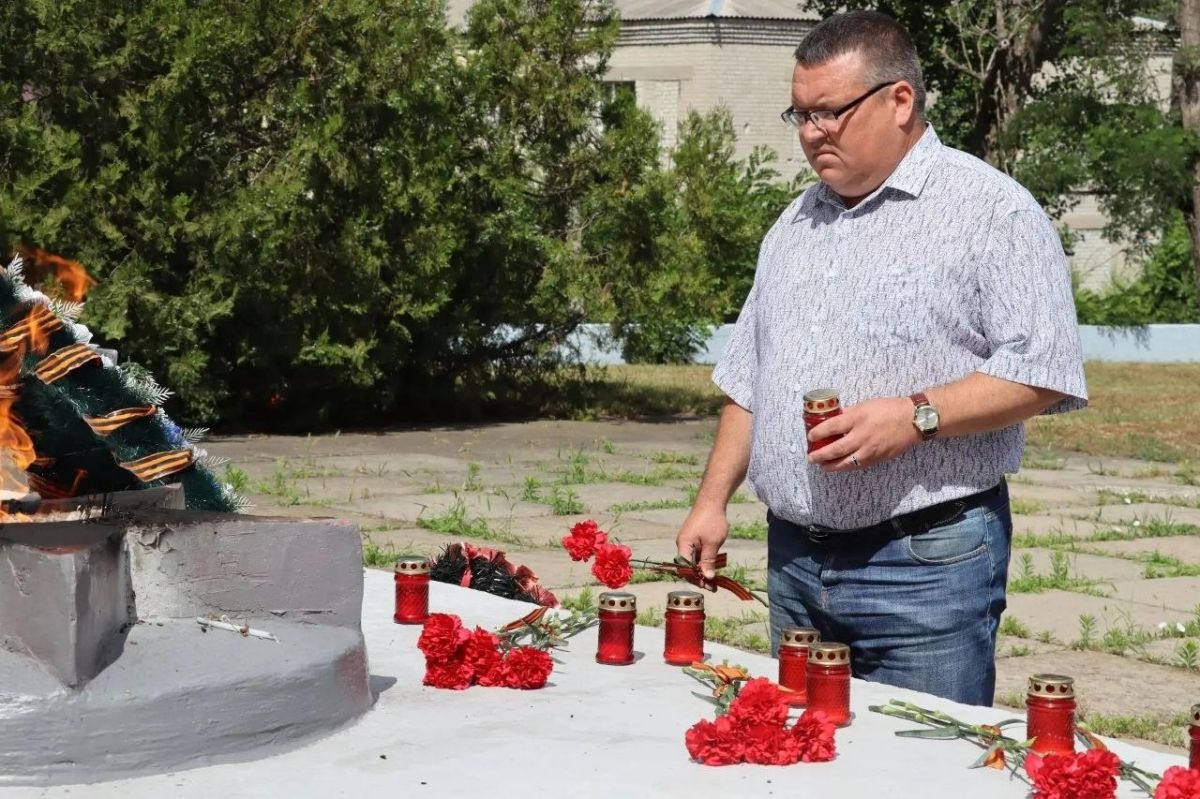 В День памяти и скорби северодонецкие единороссы почтили подвиг Героев у Вечного огня В День памяти и скорби северодонецкие единороссы почтили подвиг Героев у Вечного огня