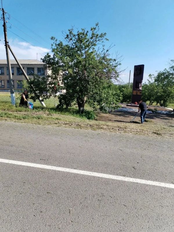 В поселке Таловое провели субботник у памятного места В поселке Таловое провели субботник у памятного места