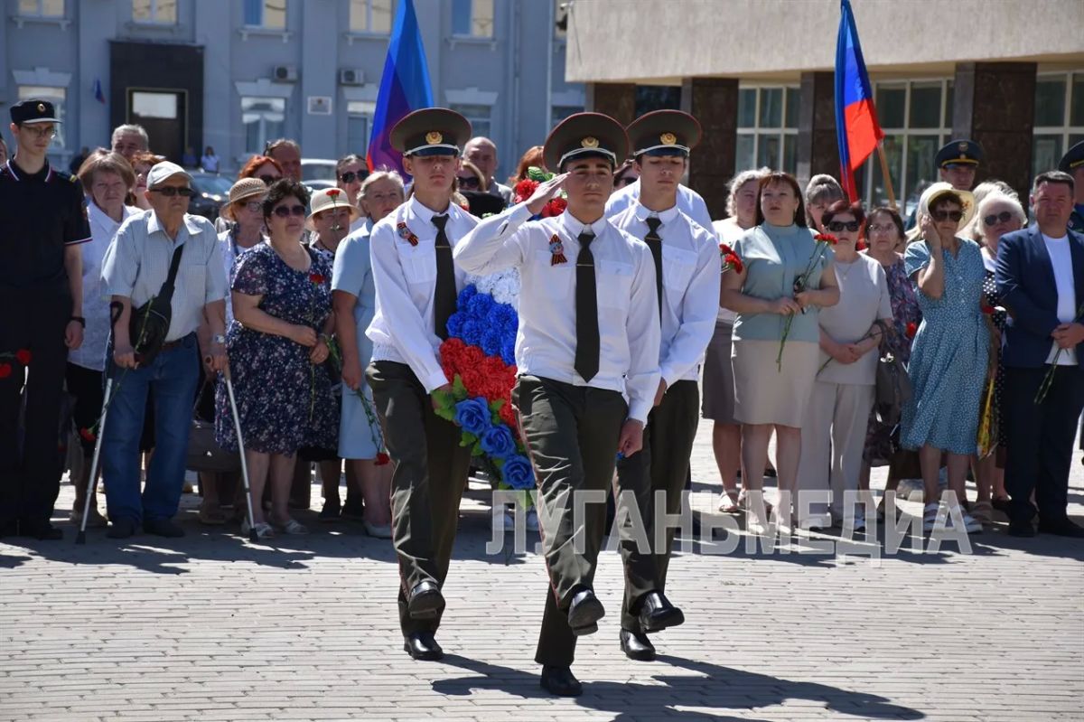 В Краснодоне прошел митинг в честь Дня памяти и скорби В Краснодоне прошел митинг в честь Дня памяти и скорби
