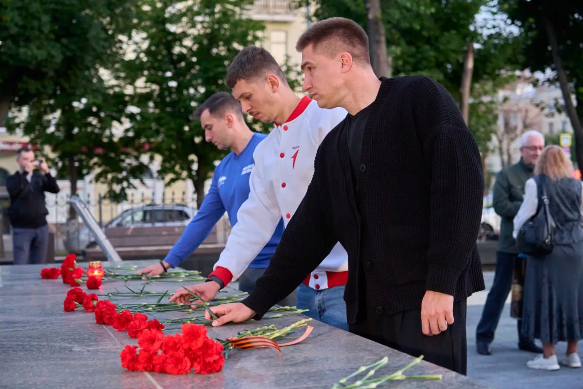 Михаил Голубович: Традиционно вместе с коллегами и молодёжью мы собрались у обелиска Героям Великой Отечественной войны и возложили лампадки и цветы в память о тех, кто отдал свою жизнь в годы Великой Отечественной войны... Михаил Голубович: Традиционно вместе с коллегами и молодёжью мы собрались у обелиска Героям Великой Отечественной войны и возложили лампадки и цветы в память о тех, кто отдал свою жизнь в годы Великой Отечественной войны...