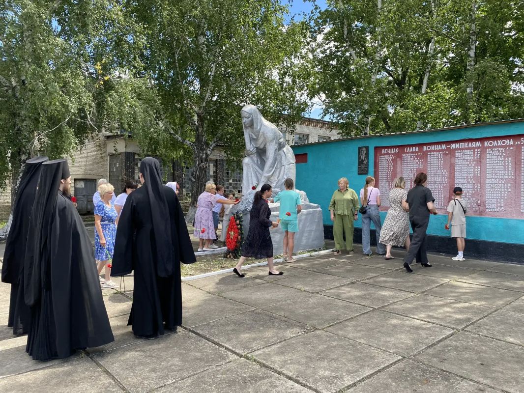 В селе Чугинка у мемориала «Скорбящая мать» состоялся митинг памяти и панихида, посвящённые Дню памяти и скорби В селе Чугинка у мемориала «Скорбящая мать» состоялся митинг памяти и панихида, посвящённые Дню памяти и скорби