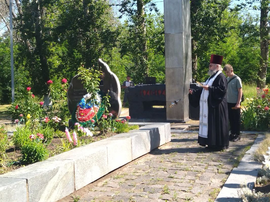 22 июня — это день, который напоминает нам о всех, кто погиб в боях, был замучен в фашистской неволе или умер от голода и лишений в тылу 22 июня — это день, который напоминает нам о всех, кто погиб в боях, был замучен в фашистской неволе или умер от голода и лишений в тылу