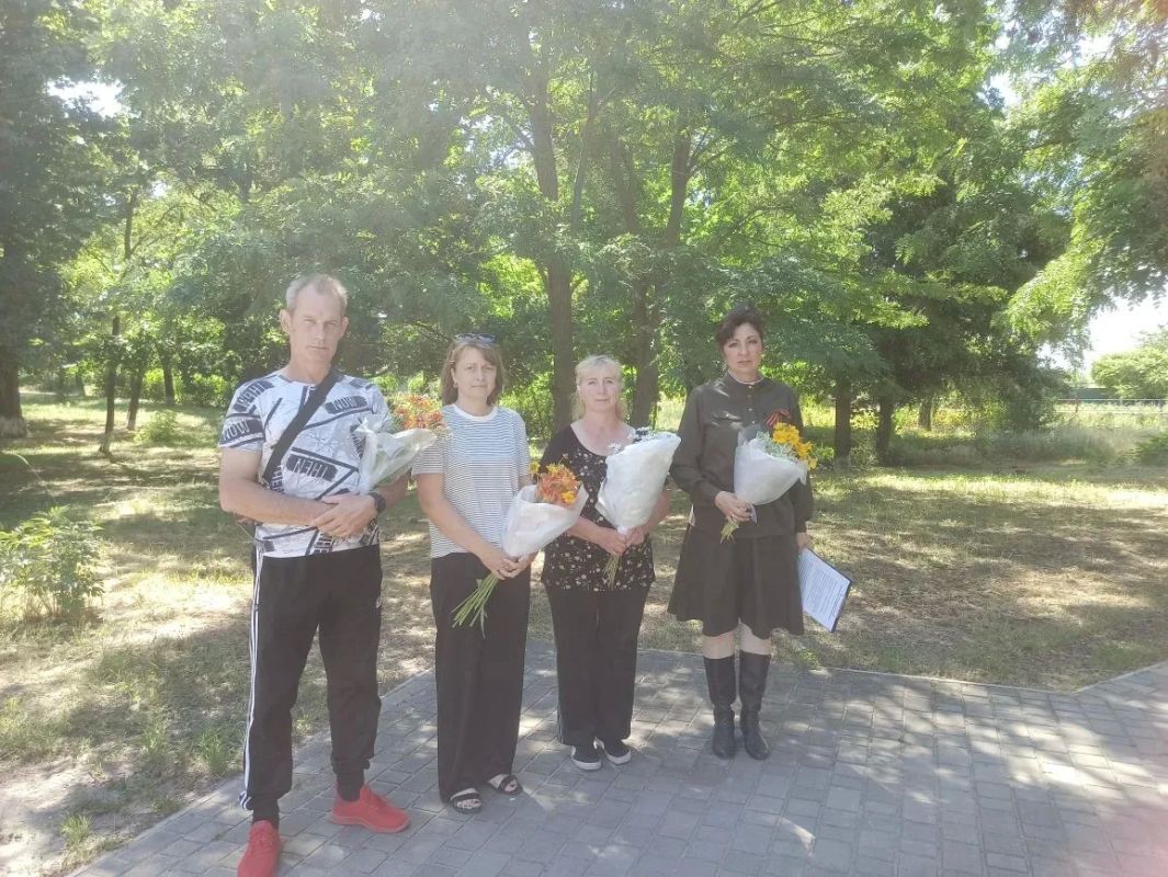 Сегодня, в День памяти и скорби, в пгт Белолуцк, у подножья Памятника погибшим воинам односельчанам состоялся митинг Сегодня, в День памяти и скорби, в пгт Белолуцк, у подножья Памятника погибшим воинам односельчанам состоялся митинг