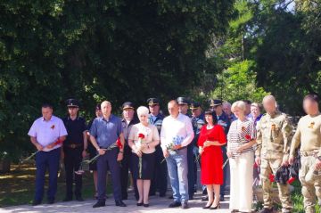 В День памяти и скорби Глава округа, член политсовета местного отделения «Единой России» Сергей Крамаренко, Председатель Совета, заместитель Секретаря местного отделения партии Антонина Гречишкина, муниципальные депутаты и...