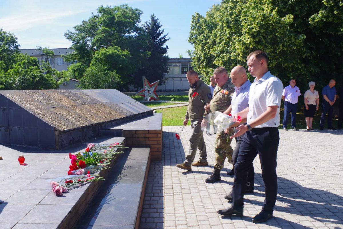 Сегодня, 22 июня, в День памяти и скорби, Глава округа, член политсовета местного отделения партии «Единая Россия» Сергей Крамаренко, Председатель совета, заместитель Секретаря местного отделения партии «Единая Россия»... Сегодня, 22 июня, в День памяти и скорби, Глава округа, член политсовета местного отделения партии «Единая Россия» Сергей Крамаренко, Председатель совета, заместитель Секретаря местного отделения партии «Единая Россия»...