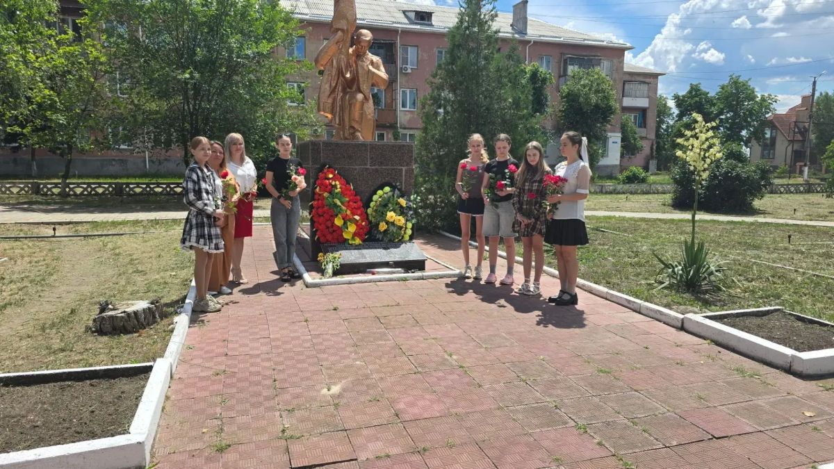 В День памяти и скорби состоялось возложение цветов в городе Счастье