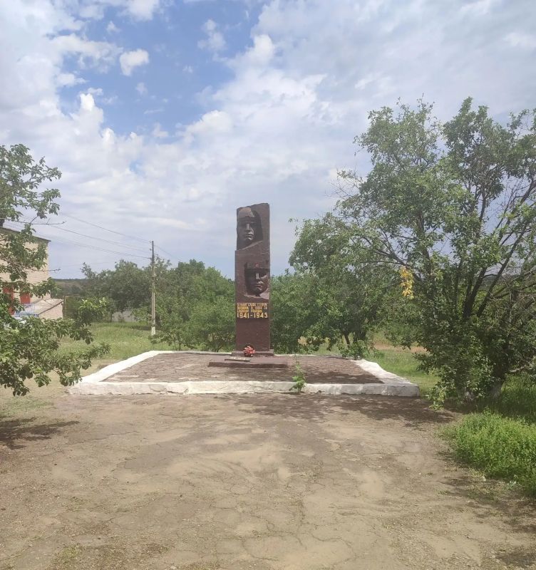 В поселке Таловое провели субботник у памятного места В поселке Таловое провели субботник у памятного места