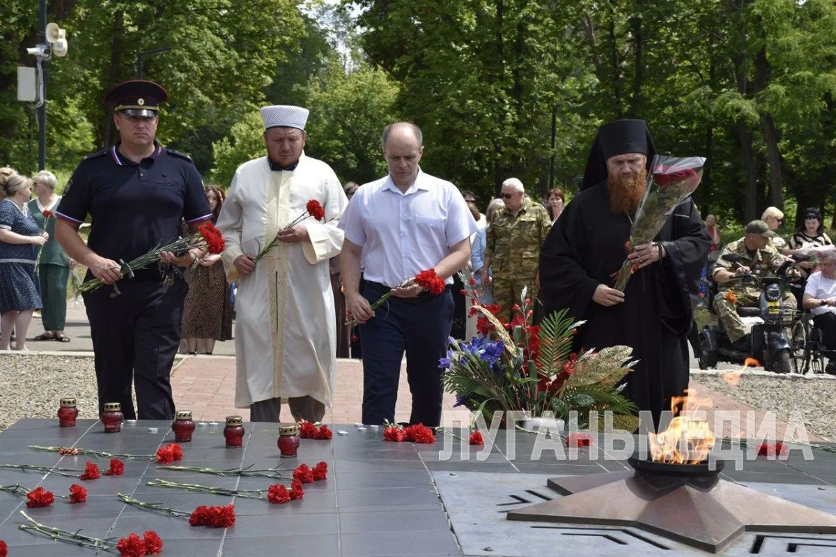 В День памяти и скорби краснолучане вспоминают начало Великой Отечественной войны В День памяти и скорби краснолучане вспоминают начало Великой Отечественной войны