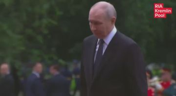 Президент России Владимир Путин принял участие в торжественной церемонии возложения венка к Могиле Неизвестного Солдата в Москве