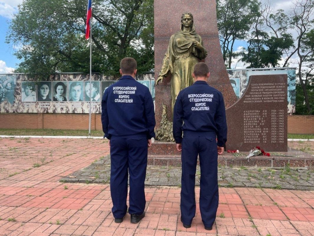 Студенты-спасатели почтили память героев минутой молчания Студенты-спасатели почтили память героев минутой молчания