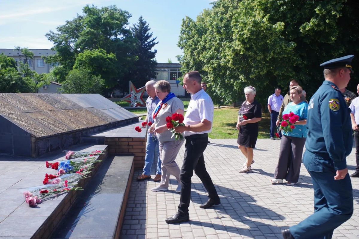 В День памяти и скорби Глава округа, член политсовета местного отделения «Единой России» Сергей Крамаренко, Председатель Совета, заместитель Секретаря местного отделения партии Антонина Гречишкина, муниципальные депутаты и... В День памяти и скорби Глава округа, член политсовета местного отделения «Единой России» Сергей Крамаренко, Председатель Совета, заместитель Секретаря местного отделения партии Антонина Гречишкина, муниципальные депутаты и...