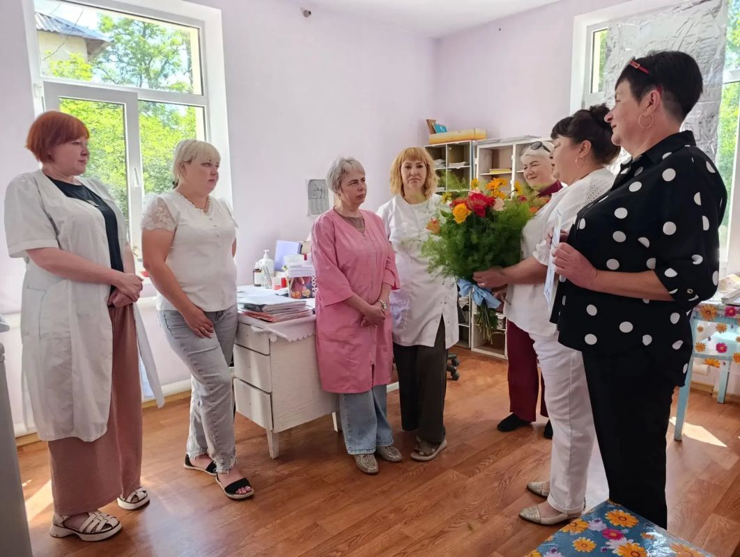 В пгт Комиссаровка начальник отдела по обеспечению жизнедеятельности пгт Комиссаровка Валентина Лазарева, сотрудники библиотеки и Дома культуры цветами и благодарственным письмом поздравили работников Комиссаровской... В пгт Комиссаровка начальник отдела по обеспечению жизнедеятельности пгт Комиссаровка Валентина Лазарева, сотрудники библиотеки и Дома культуры цветами и благодарственным письмом поздравили работников Комиссаровской...