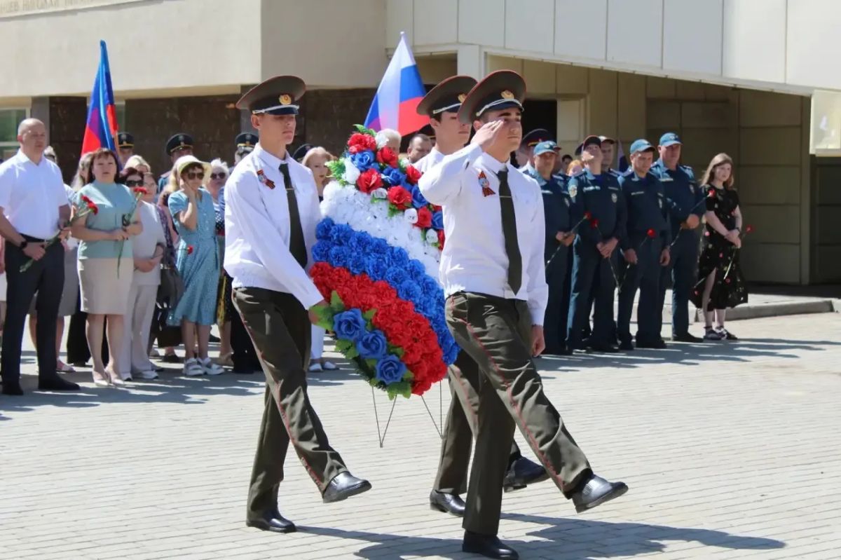 Сегодня в Краснодоне, в День памяти и скорби, мы провели торжественный митинг, посвященный началу Великой Отечественной войны Сегодня в Краснодоне, в День памяти и скорби, мы провели торжественный митинг, посвященный началу Великой Отечественной войны