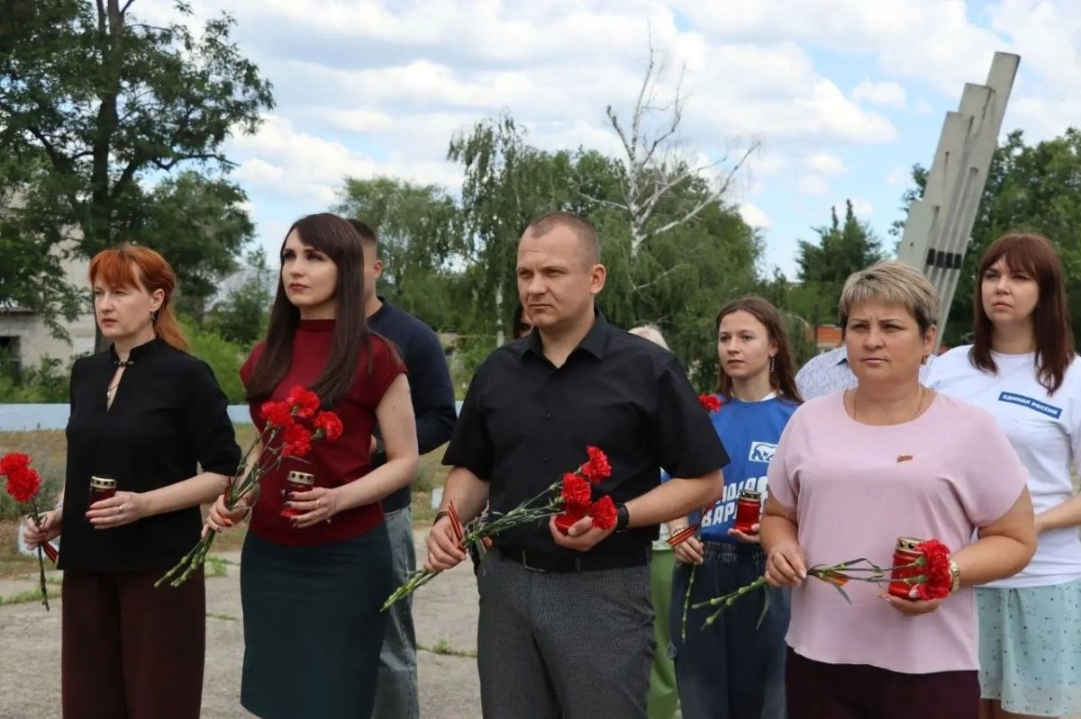 В День памяти и скорби северодонецкие единороссы почтили подвиг Героев у Вечного огня В День памяти и скорби северодонецкие единороссы почтили подвиг Героев у Вечного огня