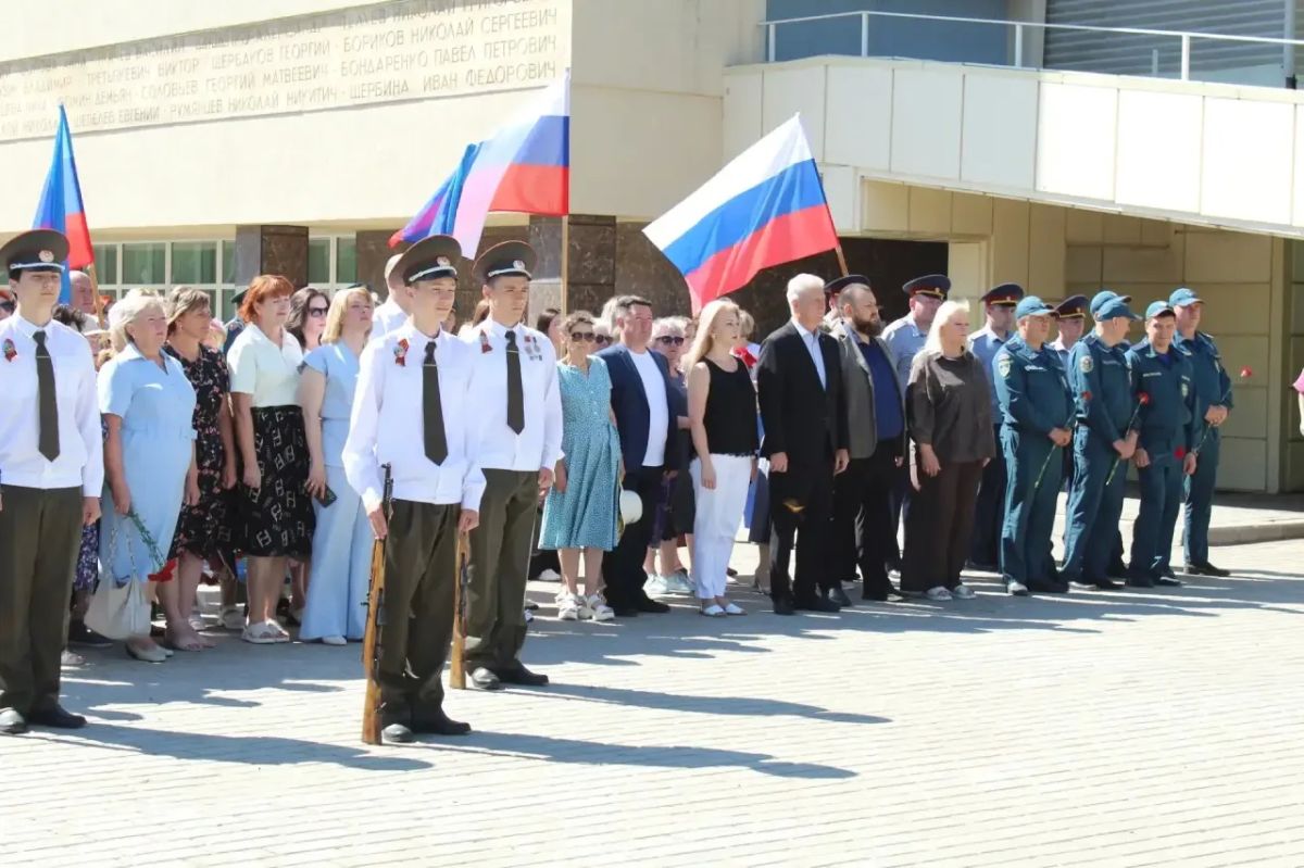 Сегодня в Краснодоне, в День памяти и скорби, мы провели торжественный митинг, посвященный началу Великой Отечественной войны Сегодня в Краснодоне, в День памяти и скорби, мы провели торжественный митинг, посвященный началу Великой Отечественной войны