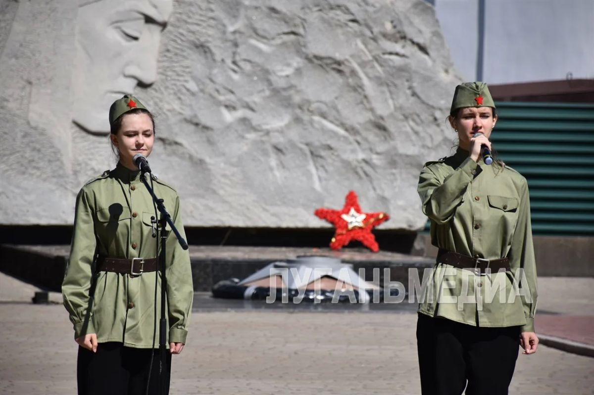 В Краснодоне прошел митинг в честь Дня памяти и скорби В Краснодоне прошел митинг в честь Дня памяти и скорби