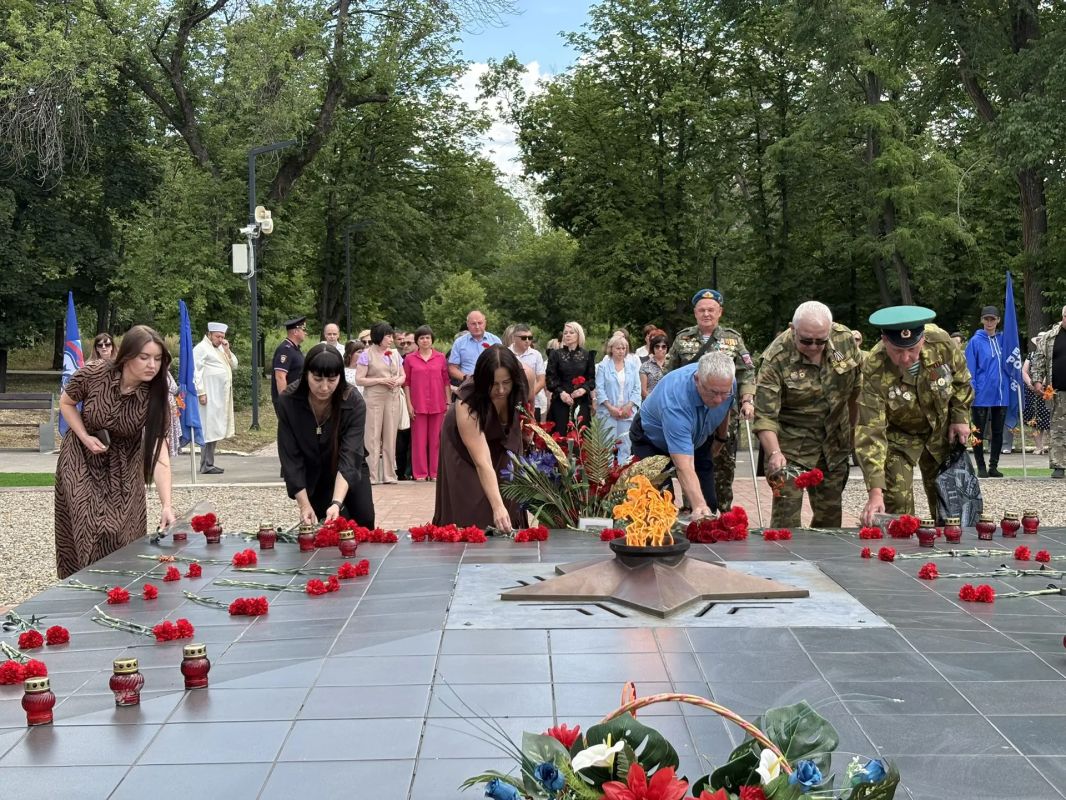 Сегодня, в День памяти и скорби, на площади Героев Великой Отечественной войны собрались руководители городских организаций и предприятий, представители духовенства, активисты местного отделения партии «Единая Россия»... Сегодня, в День памяти и скорби, на площади Героев Великой Отечественной войны собрались руководители городских организаций и предприятий, представители духовенства, активисты местного отделения партии «Единая Россия»...