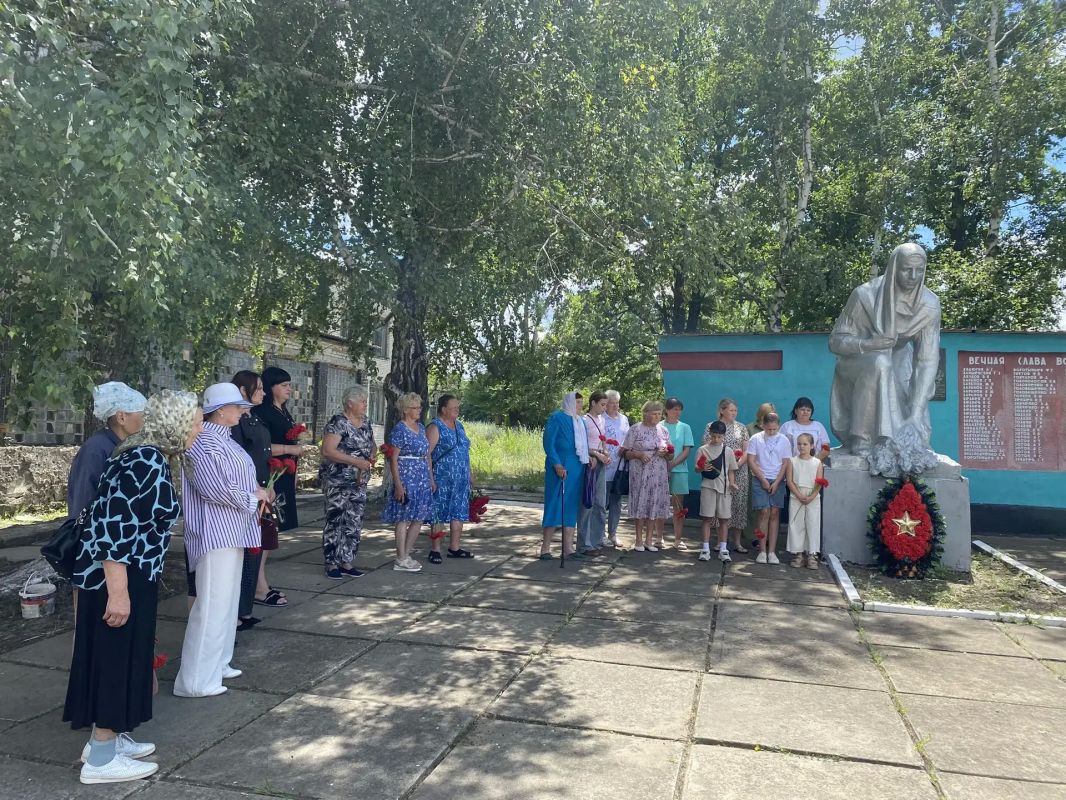 В селе Чугинка у мемориала «Скорбящая мать» состоялся митинг памяти и панихида, посвящённые Дню памяти и скорби В селе Чугинка у мемориала «Скорбящая мать» состоялся митинг памяти и панихида, посвящённые Дню памяти и скорби
