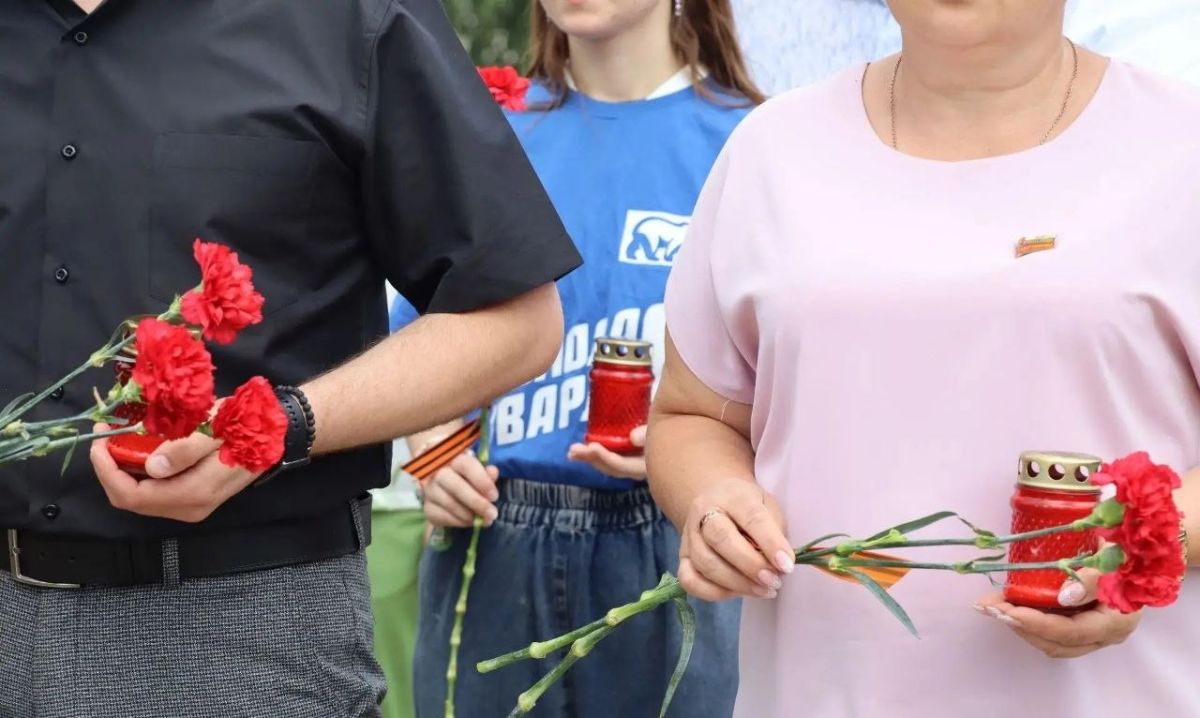 В День памяти и скорби северодонецкие единороссы почтили подвиг Героев у Вечного огня В День памяти и скорби северодонецкие единороссы почтили подвиг Героев у Вечного огня