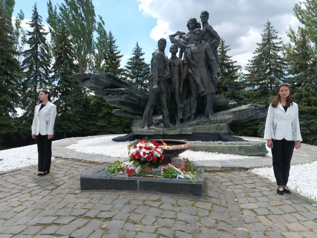 Возложение цветов, посвященное Дню памяти и скорби Возложение цветов, посвященное Дню памяти и скорби