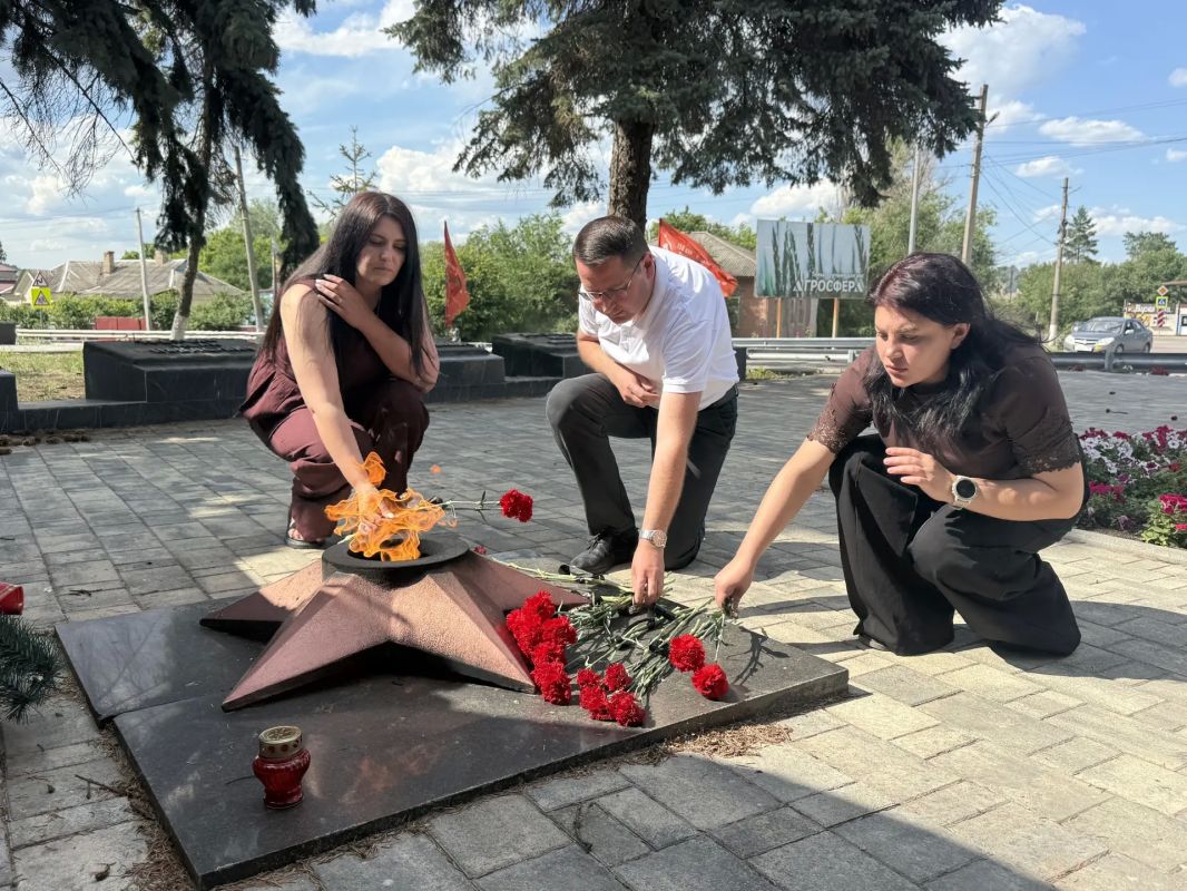 Возложение цветов ко Дню памяти и скорби Возложение цветов ко Дню памяти и скорби