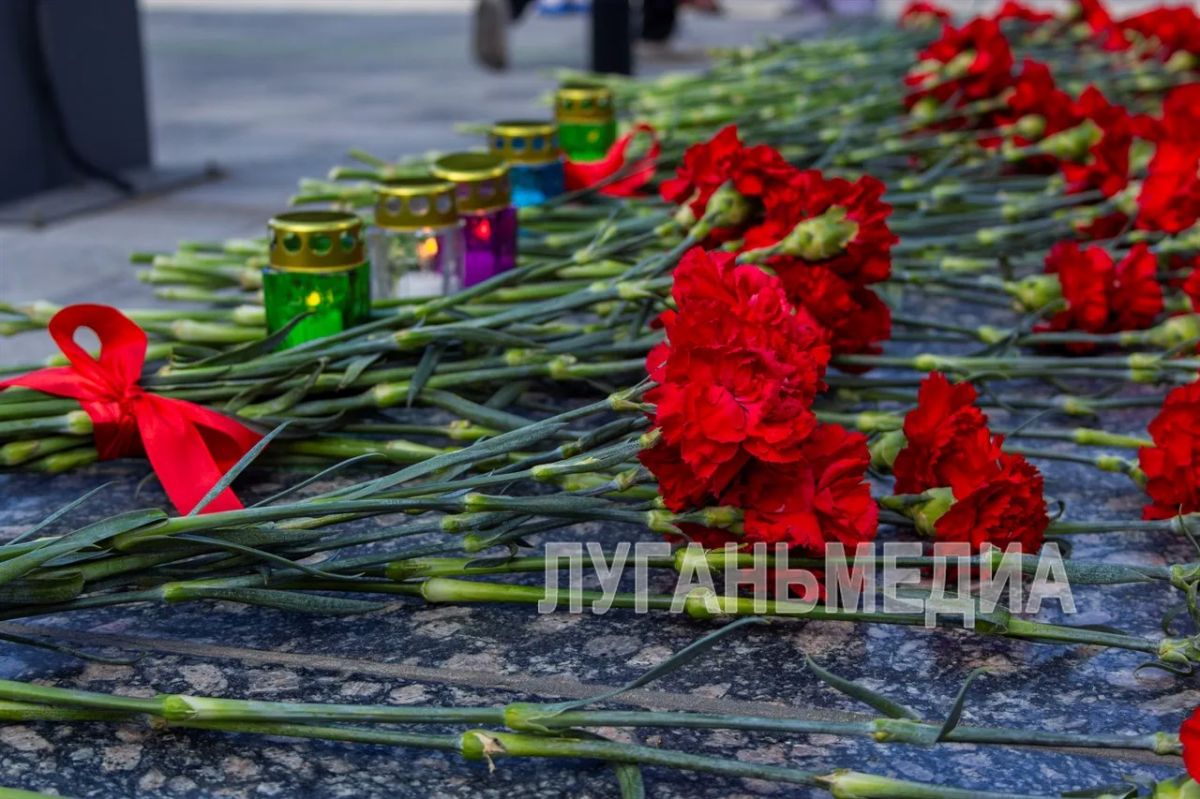 Луганчане возложили цветы к монументам в День памяти и скорби Луганчане возложили цветы к монументам в День памяти и скорби
